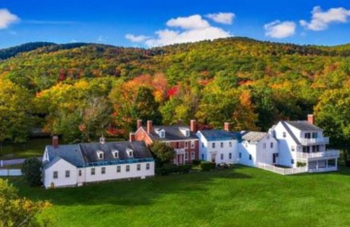 Francestown Apartment | Spacious room with Queen bed and pullout couch - Dog Friendly!