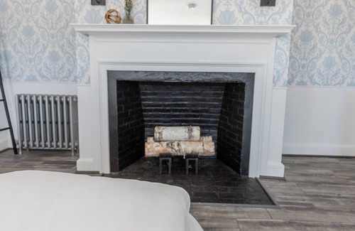 Francestown Apartment | Spacious room with Queen bed and pullout couch - Dog Friendly!