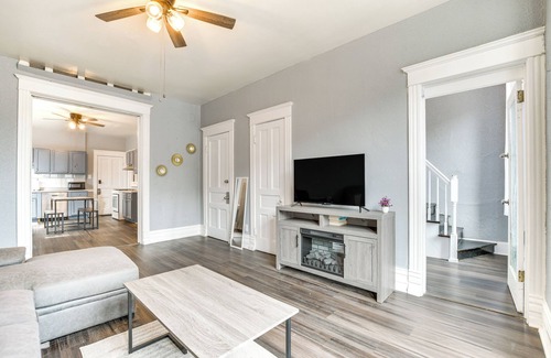 West Lakeview Apartment | Spacious Roscoe Village Apt w/Home Office!