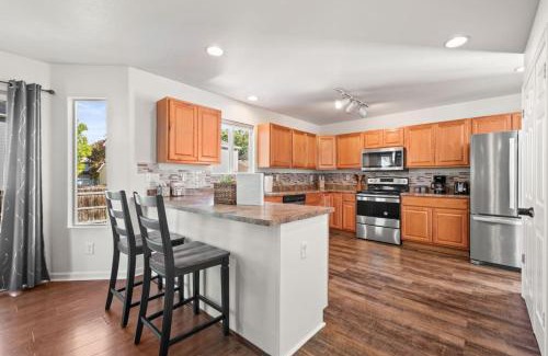 Longmont House | Spacious SIX Bedroom, Great Location