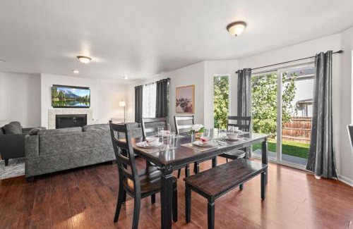 Longmont House | Spacious SIX Bedroom, Great Location