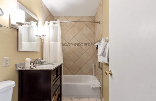Corte Madera Hotel | Spacious Stay Near Golden Gate | Outdoor Pool | Free Parking | BBQ Area