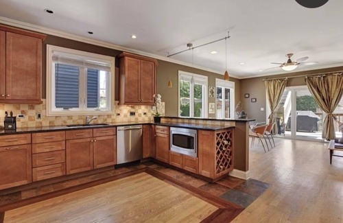 Wicker Park House | Spacious & Stylish Home with Garage + Rooftop Deck. 10 min Walk to Train.