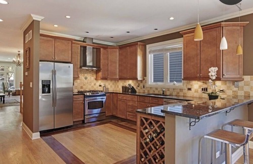 Wicker Park House | Spacious & Stylish Home with Garage + Rooftop Deck. 10 min Walk to Train.