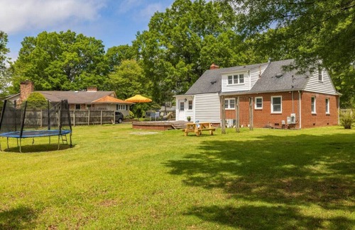 Graham House | Spacious, Sunlit Retreat w/Huge Yard