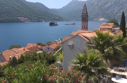 Drazin Vrt Apartment | Spacious, sunny apartment in Perast with amazing sea and mountain views