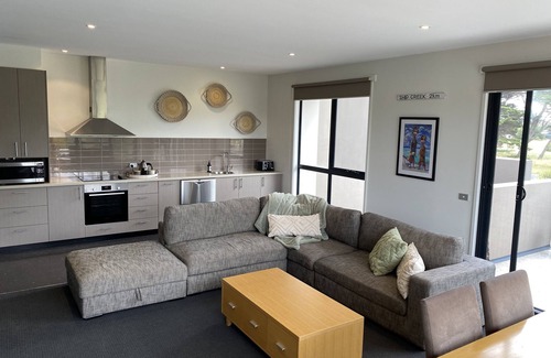 Connewarre Apartment | Spacious tranquil 2 bed apartment, largest sunny balcony overlooking golf course