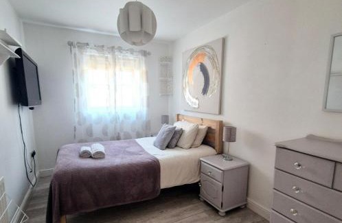 Thame Apartment | Spacious two bedroom apartment with one parking space