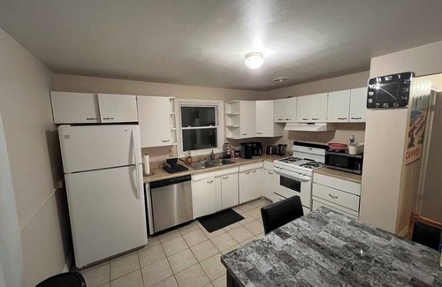 Eastside Apartment | Spacious University area 2 bedroom apartment 1 mile from SU. Parkside view!n