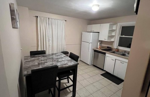 Eastside Apartment | Spacious University area 2 bedroom apartment 1 mile from SU. Parkside view!n