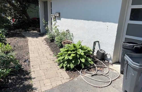 Eastside Apartment | Spacious University area 2 bedroom apartment 1 mile from SU. Parkside view!n