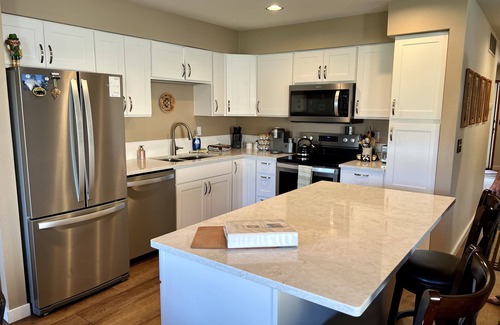 Downtown Leavenworth Condo | Spacious Updated Condo 10 Min. Walk to Town; Views, Seasonal Pool,Yr Rd Hot Tub