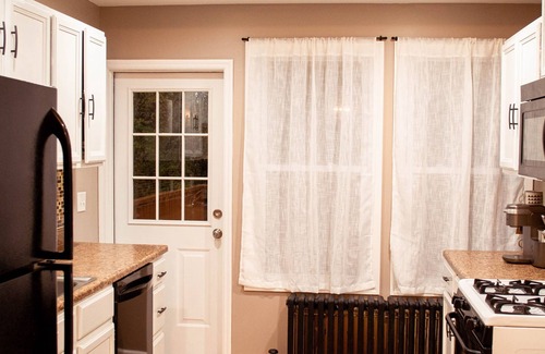 Buckingham Lake - Crestwood House | ✨Spacious Urban APT w/4BR & Office-Ready in Albany