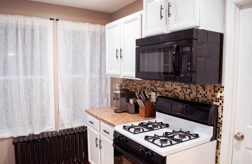 Buckingham Lake - Crestwood House | ✨Spacious Urban APT w/4BR & Office-Ready in Albany