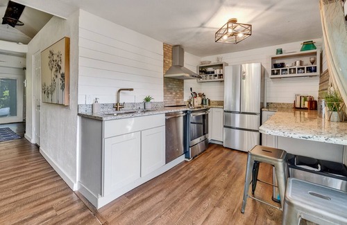 Old Seminole Heights Apartment | ⤜Spacious Urban RiverEdge Loft With Soaking Tub⤛