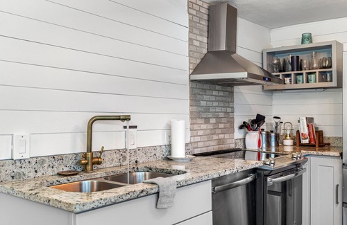 Old Seminole Heights Apartment | ⤜Spacious Urban RiverEdge Loft With Soaking Tub⤛