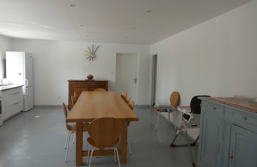 Elne House | Spacious villa, large enclosed grounds, secure swimming pool and air-conditioned bedrooms.