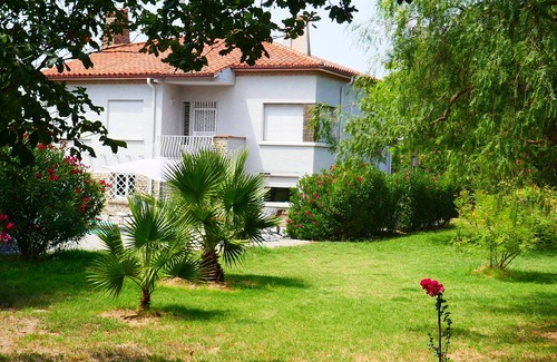 Elne House | Spacious villa, large enclosed grounds, secure swimming pool and air-conditioned bedrooms.
