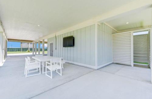 Galveston House | Spacious Villa Walk to Beach