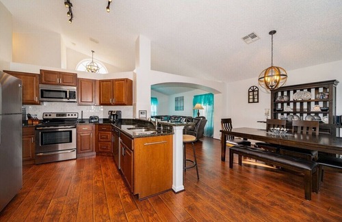 Crescent Lakes House | Spacious Villa with Pool, Spa and Incredible lake views