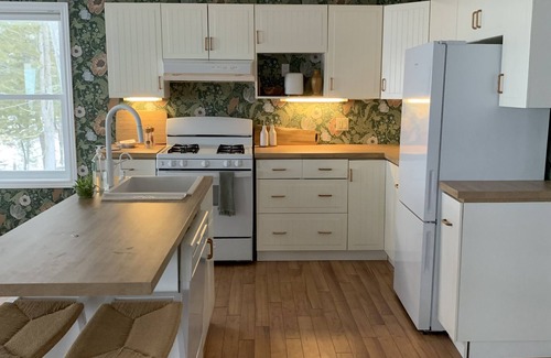 L'Isle-aux-Allumettes House | Spacious waterfront retreat with all the comforts of home.