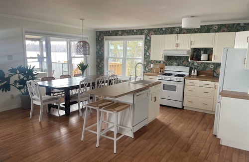 L'Isle-aux-Allumettes House | Spacious waterfront retreat with all the comforts of home.