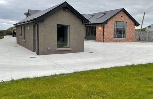 Miltown Malbay House | Spanish Point Luxury Seaside home, lovely Infrared Sauna & overlooks golf course