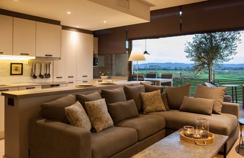 Torroella de Montgri Apartment | Spectacular duplex overlooking Emporda Golf Course Lake