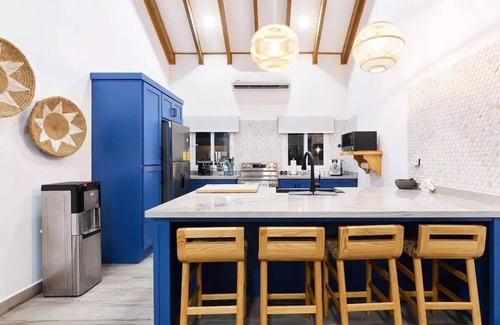 Omoa House | Spectacular oceanfront home