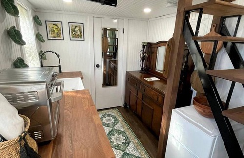 Alvin House | Spectacular Tiny House with Nice Sights in Alvin, Texas