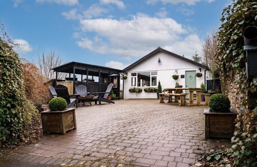 Pontsticill Apartment | Spectacular Views | Pizza Oven & BBQ