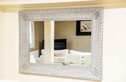 L'Antiga Esquerra de l'Eixample Apartment | Splendid Gaudi Mercat del Ninot Apartment