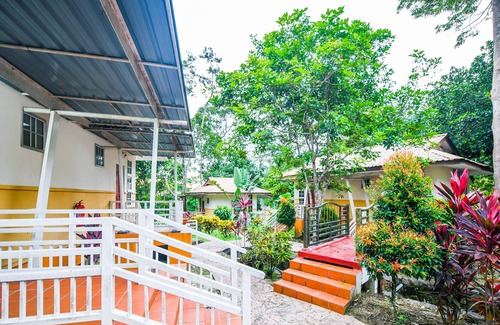 Kampung Bukit Tumboh Hotel | SPOT ON 89954 D'yan Chalet