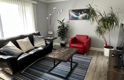 East Kildonan House | Spotless 4 Bedrooms 4 Beds Sleep 8 in Winnipeg