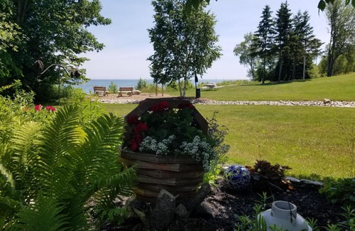 Baileys Harbor Hotel | Square Rigger Harbor Motel