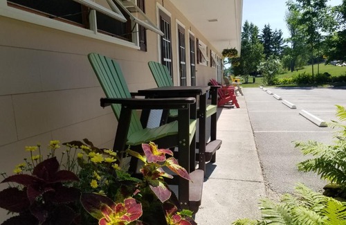 Baileys Harbor Hotel | Square Rigger Harbor Motel