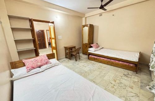 Krishnanagar Hotel | Sri Mayapur Chandrodaya Guest House and Event Holder