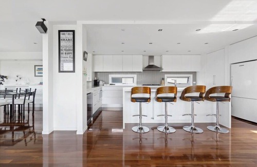 Torquay House | St Annes Beach Retreat I Walk to Beach