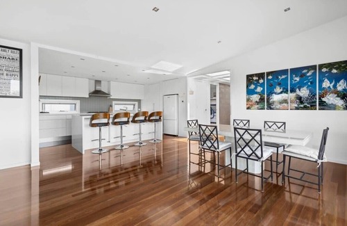 Torquay House | St Annes Beach Retreat I Walk to Beach