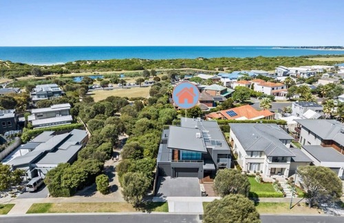 Torquay House | St Annes Beach Retreat I Walk to Beach