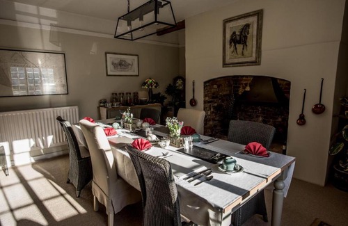 Blandford Saint Mary Bed & Breakfast | St Leonards Farmhouse