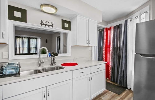 Midway Apartment | St Paul Fry Street Den #1