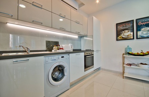 Pieta Apartment | Stanislaus apartment 2 with communal pool near the sea and marina in Msida