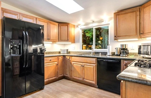 Forest Hills House | Starry Nights~Blissful Family Retreat! Walk to River! GmRm/Pup/WiFi/Yard