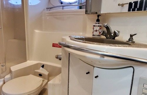 Central Boat Rental | Stay at 2 Bedrooms G Boat Vancouver Downtown Near BC Place with Bay View