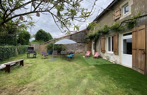 Blanzay House | Stay at La Grange des Zarts: Renovated House, Wi-Fi, Parking, Between Nature and Culture