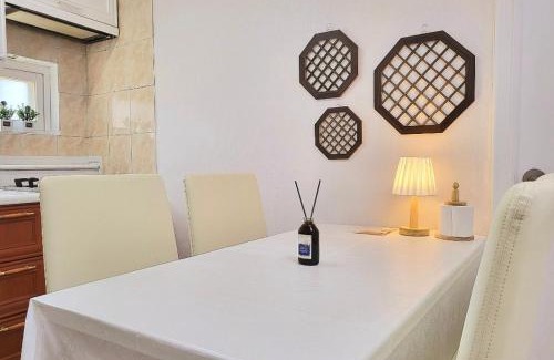 Songjung-dong Apartment | STAY at Miasageori #Up to 6 people #Subway 2 min #Airport bus 2 min #Dongdaemun 10 min #Myeongdong 15 min #Seoul Station 20 min #Gyeongbokgung Palace, Bukchon Hanok Village, Seongsu, Hongdae 25 min #Itaewon 30 min #Gangnam 40 min