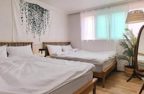 Songjung-dong Apartment | STAY at Miasageori #Up to 6 people #Subway 2 min #Airport bus 2 min #Dongdaemun 10 min #Myeongdong 15 min #Seoul Station 20 min #Gyeongbokgung Palace, Bukchon Hanok Village, Seongsu, Hongdae 25 min #Itaewon 30 min #Gangnam 40 min