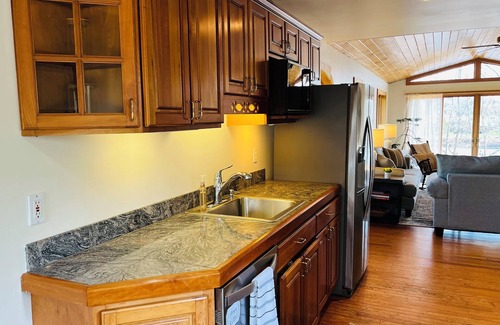 Baldwinsville House | Stay at our cozy pet friendly River Retreat on the banks of the Seneca River.