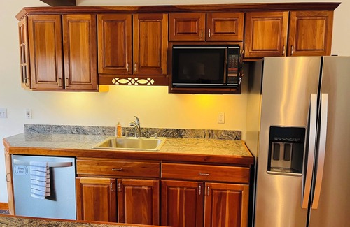 Baldwinsville House | Stay at our cozy pet friendly River Retreat on the banks of the Seneca River.